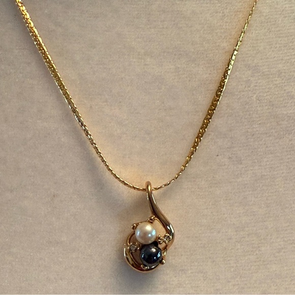 Vintage Mid Century Mod Gray & White Faux Pearls Goldtone Pendant Necklace - Picture 1 of 15